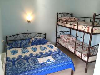 Гостиница Елизавета Феодосия Стандартный четырехместный номер-1