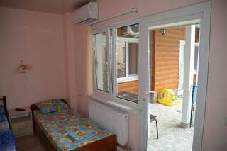 Гостиница Елизавета Феодосия Стандартный трехместный номер-2